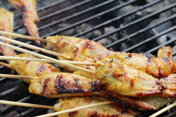 Gegrilde kippenvleugeltjes is heerlijk op fornuis — Stockfoto