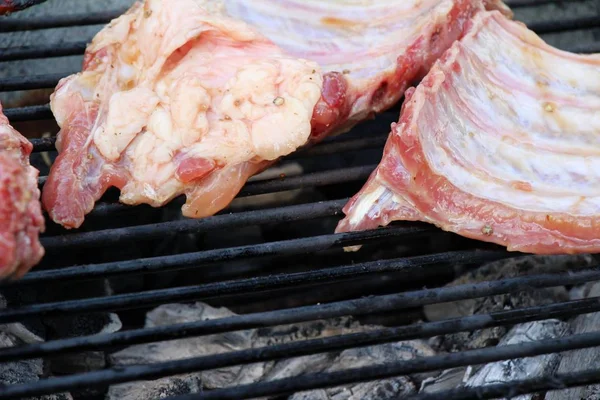 Izgara domuz kaburga ocakta lezzetli