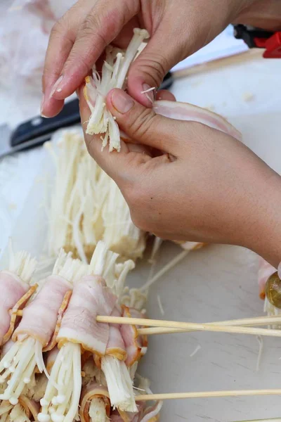 Pastırma yapma mantar lezzetli ızgara için sarılmış