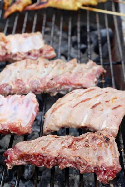 Izgara domuz kaburga ocakta lezzetli