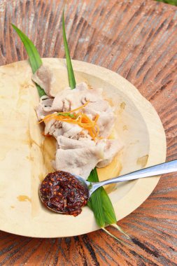 Baharatlı sos ile haşlanmış domuz eti lezzetlidir