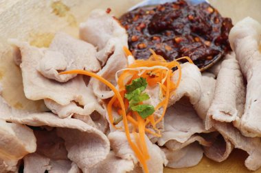 Baharatlı sos ile haşlanmış domuz eti lezzetlidir