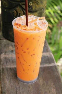 Buzlu süt çay ahşap arka plan üzerinde lezzetli