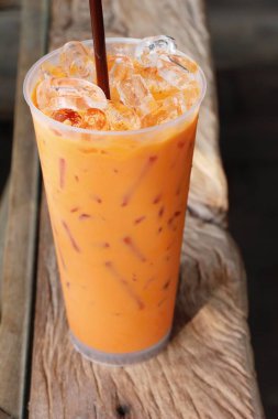 Buzlu süt çay ahşap arka plan üzerinde lezzetli