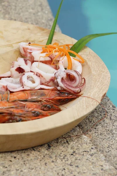 Gamberetti grigliati e calamari con salsa di frutti di mare — Foto Stock