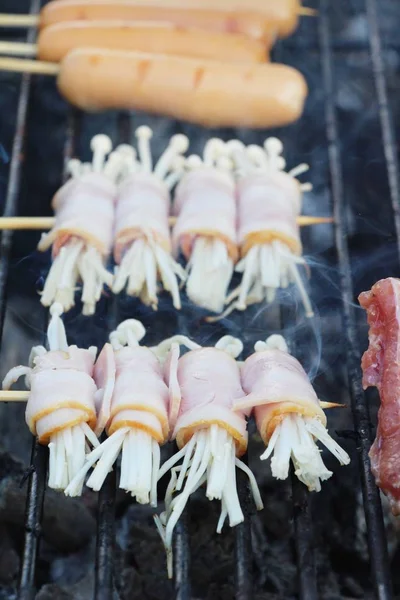 Champignons enrobés de bacon grillé délicieux sur le poêle — Photo