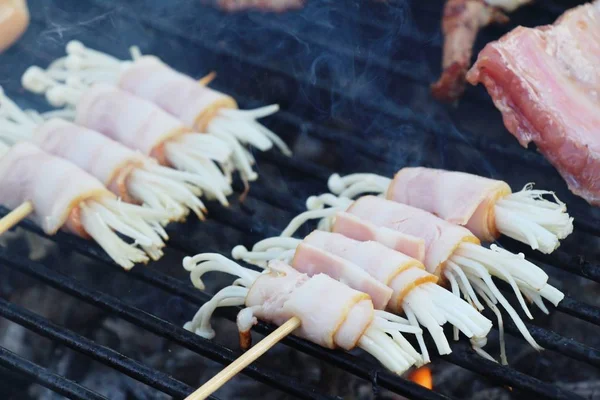 Izgara domuz pastırması sarılmış mantar soba üzerinde lezzetli — Stok fotoğraf