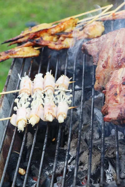 Setas a la parrilla envueltas en tocino deliciosas en la estufa — Foto de Stock