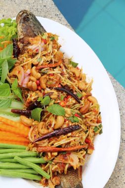 Fried snapper baharatlı karışımı sebze lezzetlidir