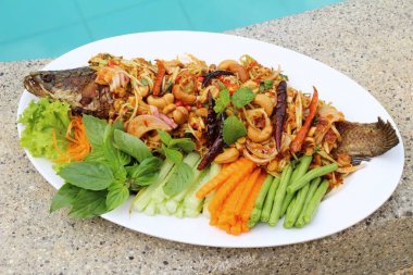 Fried snapper baharatlı karışımı sebze lezzetlidir