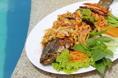 Fried snapper baharatlı karışımı sebze lezzetlidir