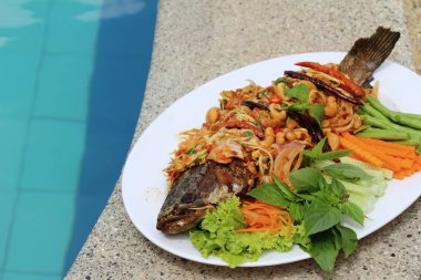 Fried snapper baharatlı karışımı sebze lezzetlidir