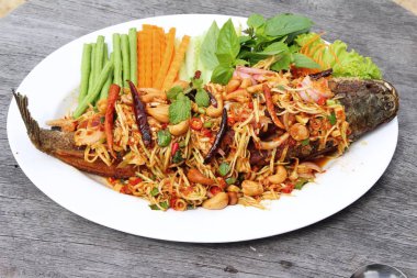 Fried snapper baharatlı karışımı sebze lezzetlidir