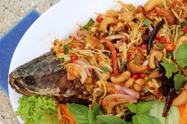 Fried snapper baharatlı karışımı sebze lezzetlidir