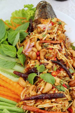 Fried snapper baharatlı karışımı sebze lezzetlidir