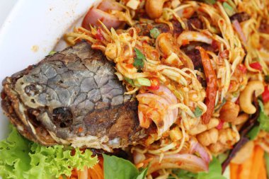 Fried snapper baharatlı karışımı sebze lezzetlidir