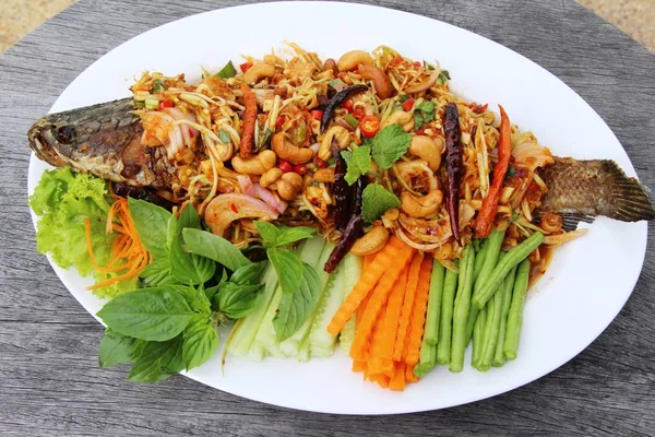 Fried snapper baharatlı karışımı sebze lezzetlidir