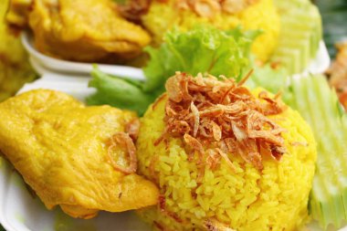 Tavuk biryani pirinç lezzetli ve sos