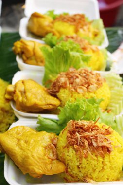 Tavuk biryani pirinç lezzetli ve sos