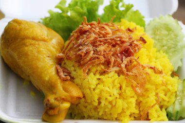 Tavuk biryani pirinç lezzetli ve sos