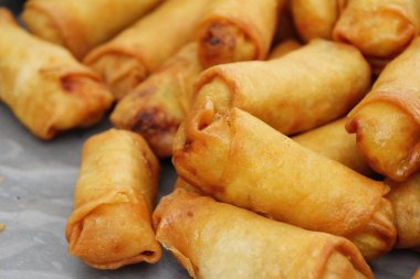 Meze yemek için geleneksel tava böreği