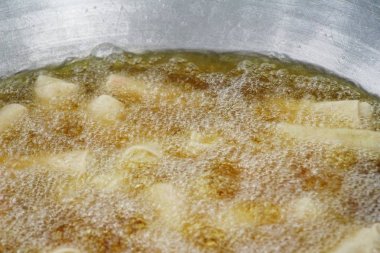 Yapma böreği lezzetli tavada kızarmış 