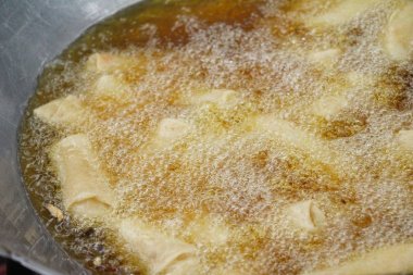 Yapma böreği lezzetli tavada kızarmış 