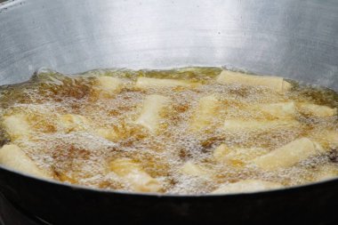 Yapma böreği lezzetli tavada kızarmış 