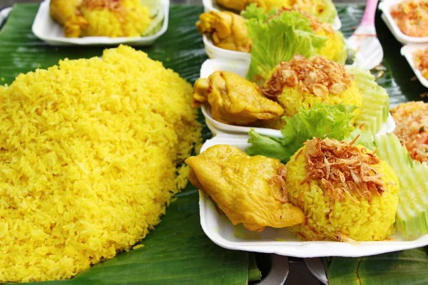 Ayam biryani dengan nasi lezat dan saus — Stok Foto