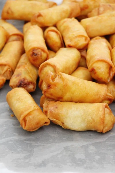 Rolos de primavera fritos tradicionais para alimentos aperitivos — Fotografia de Stock