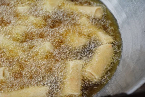 Делать жареные весенние роллы вкусными на сковороде — стоковое фото