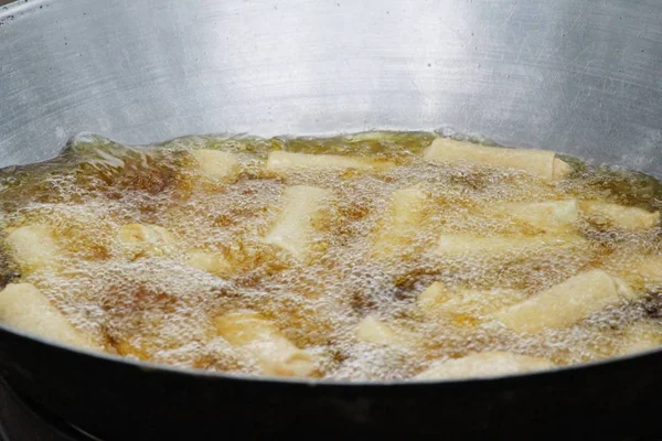 Faire des rouleaux de printemps frits délicieux dans la casserole — Photo