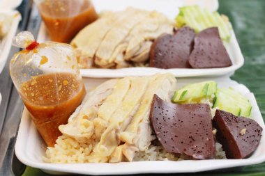 Tavuk sosu ile lezzetli haşlanmış pirinç