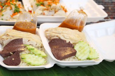 Tavuk sosu ile lezzetli haşlanmış pirinç