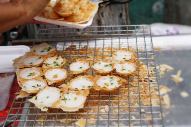 Hindistan cevizi sütü karıştırın şeker ve un, Tay tatlı