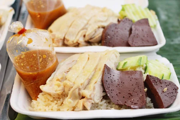 Tavuk sosu ile lezzetli haşlanmış pirinç