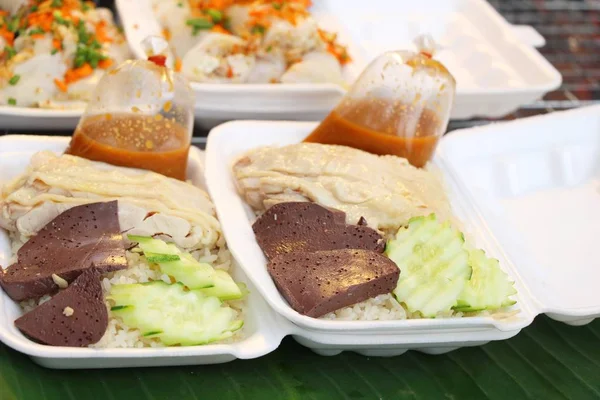 Tavuk sosu ile lezzetli haşlanmış pirinç