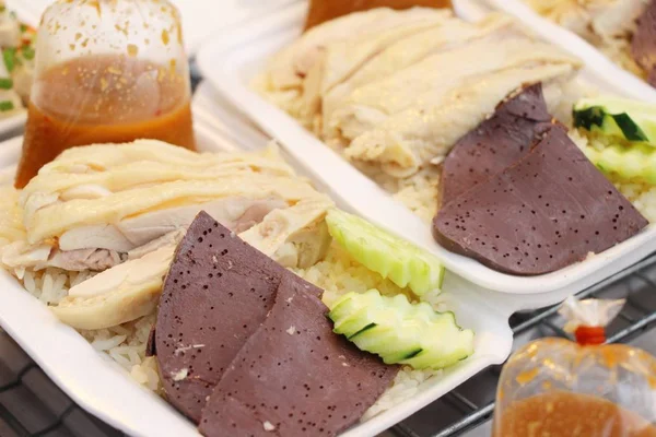 Tavuk sosu ile lezzetli haşlanmış pirinç