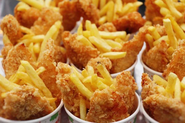 Franse frietjes en gebakken kipnuggets heerlijke — Stockfoto