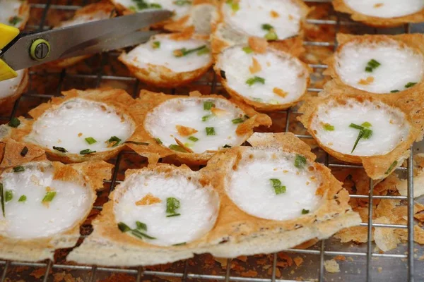 Hindistan cevizi sütü karıştırın şeker ve un, Tay tatlı