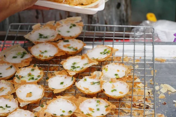 Hindistan cevizi sütü karıştırın şeker ve un, Tay tatlı