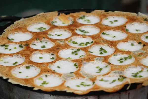 Hindistan cevizi sütü karıştırın şeker ve un, Tay tatlı