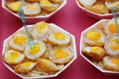 Bıldırcın yumurtası sokak gıda sos ile