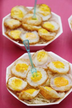 Bıldırcın yumurtası sokak gıda sos ile