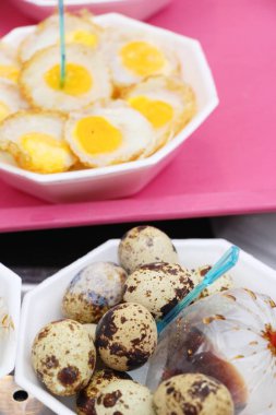 Bıldırcın yumurtası sokak gıda sos ile