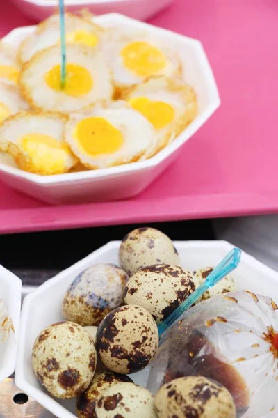 Bıldırcın yumurtası sokak gıda sos ile