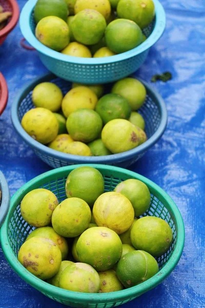 Frische Zitrone zum Kochen auf dem Markt — Stockfoto
