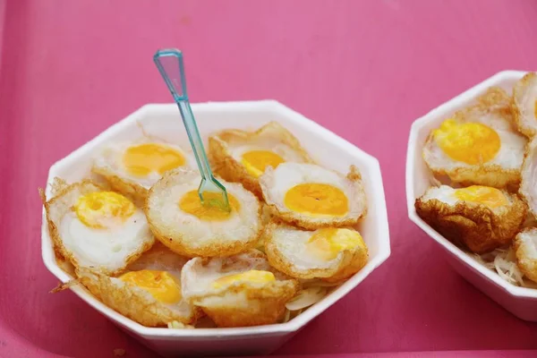Křepelčí vejce s omáčkou v pouliční stánky s jídlem — Stock fotografie