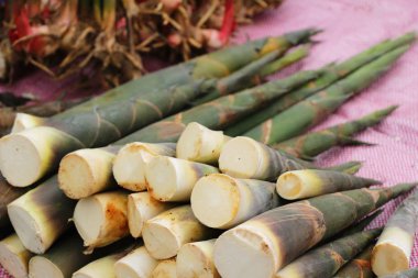 Tatlı bambu markette yemek pişirmek için ateş