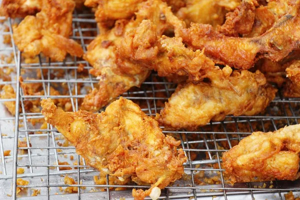 Pollo frito es delicioso en el mercado — Foto de Stock